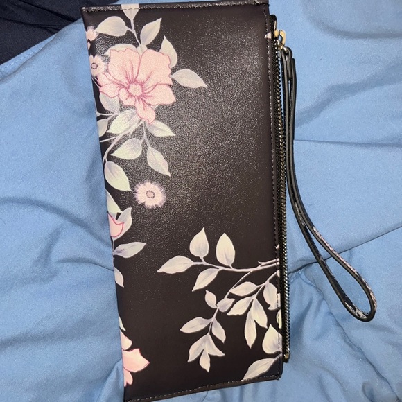 Guess wristlet purse - Picture 2 of 3